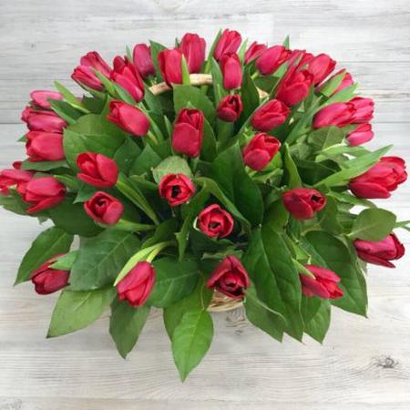 Корзина из 51 красного тюльпана
