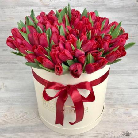 101 красный тюльпан в шляпной коробке