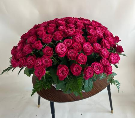 101 розовая роза Дип Перпл в корзине