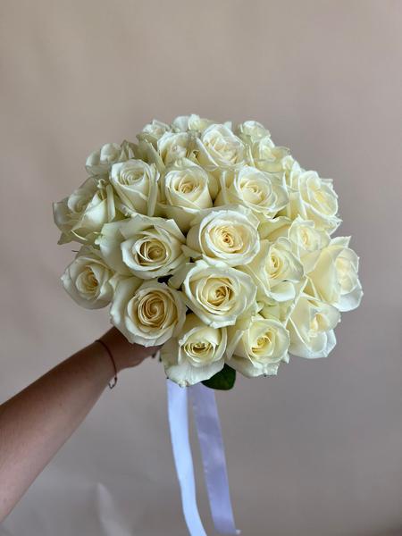 Букет невесты из белых роз «Легкий поцелуй»